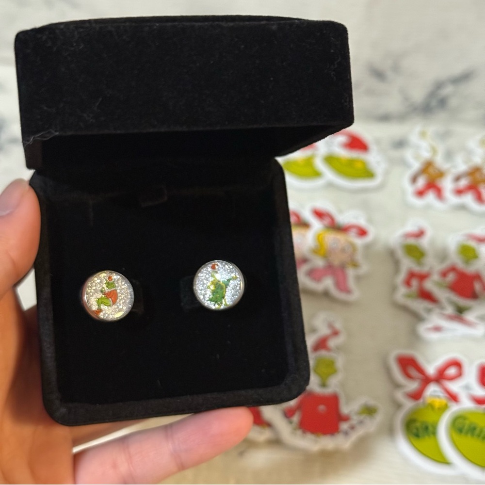 Festive Grinch Round Pierced Earrings & Grinch Foam Stickers